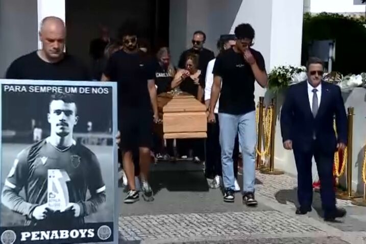 Urnas de Diogo Jota e André Silva chegam à Igreja Matriz 