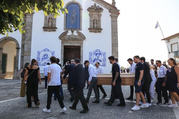 Urnas de Diogo Jota e André Silva chegam à Igreja Matriz 