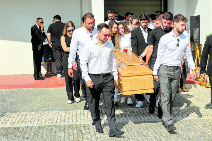 Amigos e familiares dos dois irmãos carregaram os caixões