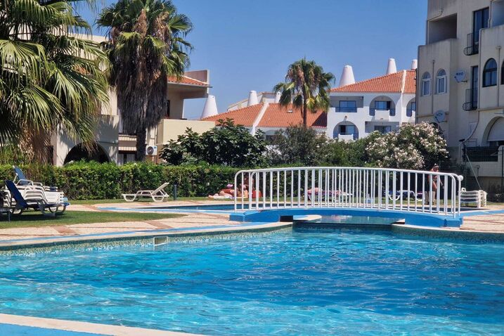 Turistas morrem em piscina de Albufeira. GNR e Polícia Judiciária investigam as mortes