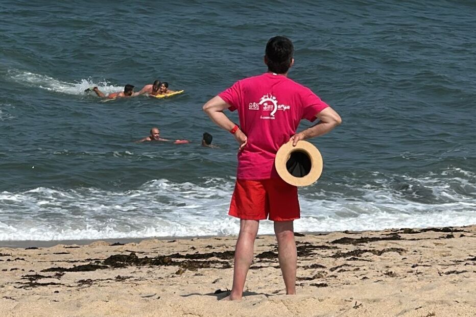 Nadar-salvador resgata família na praia da Póvoa de Varzim