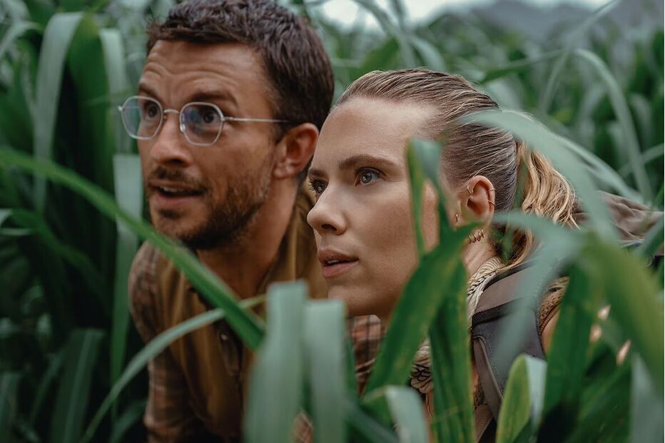 Elijah Wood e Melanie Lynskey num campo, atentos ao que se passa à sua volta