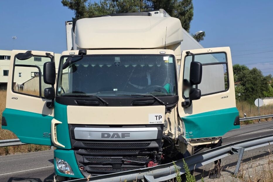 Colisão rodoviária em Anadia causa uma morte e dois feridos ligeiros