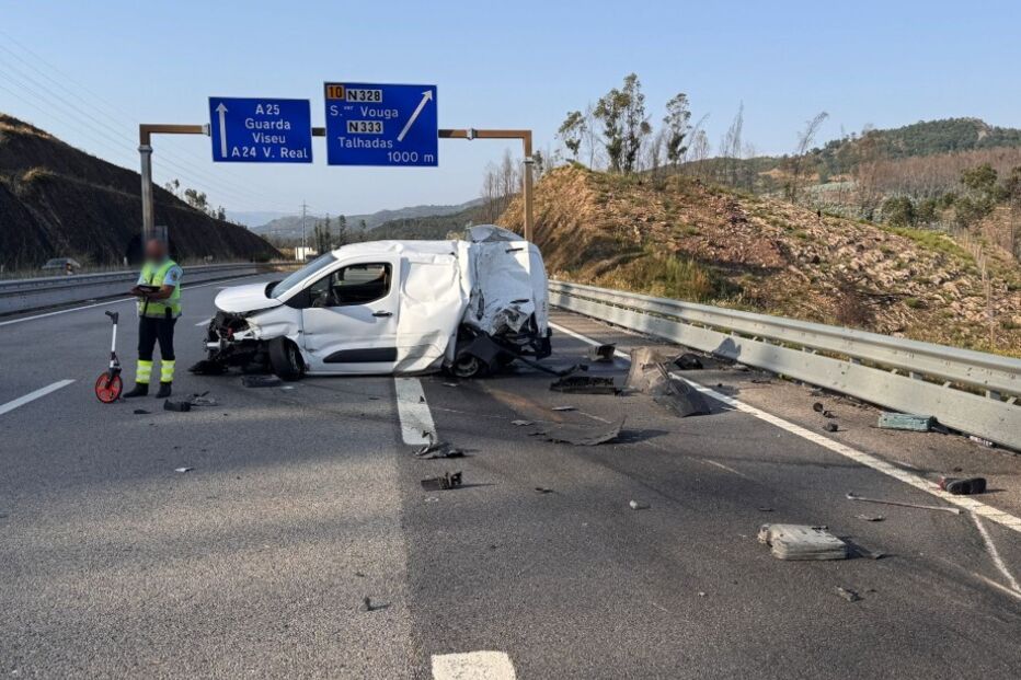 Colisão automóvel na A25, sentido Guarda-Viseu, causa estragos
