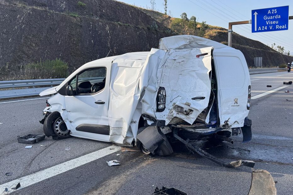 Colisão na A25: carrinha branca destruída após acidente rodoviário