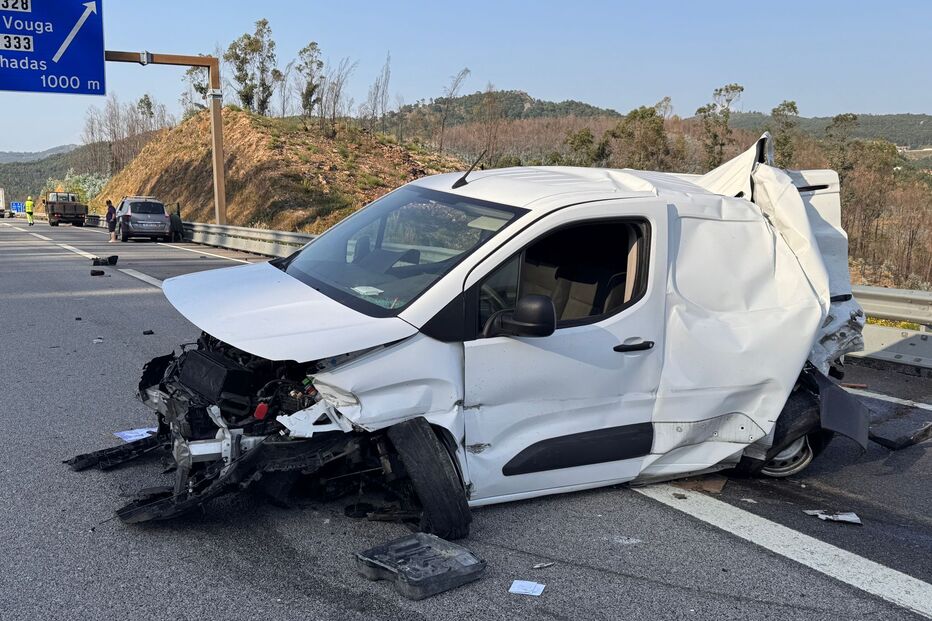 Uma carrinha branca destruída após um acidente na autoestrada perto de Vouga