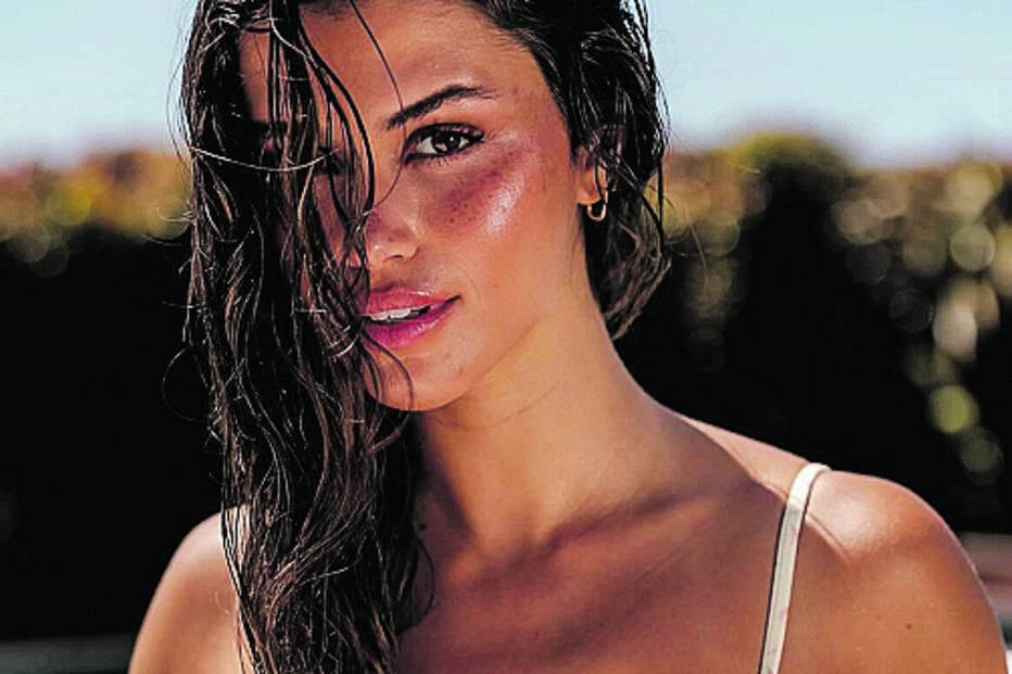 Luisinha Oliveira posa em biquíni e José Condessa reage