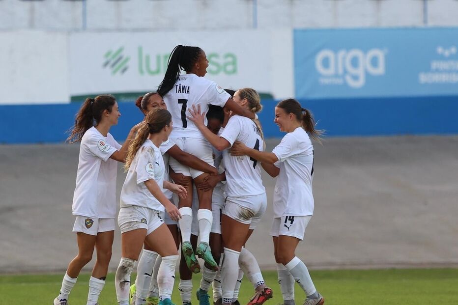 Jogadoras celebram vitória em campo