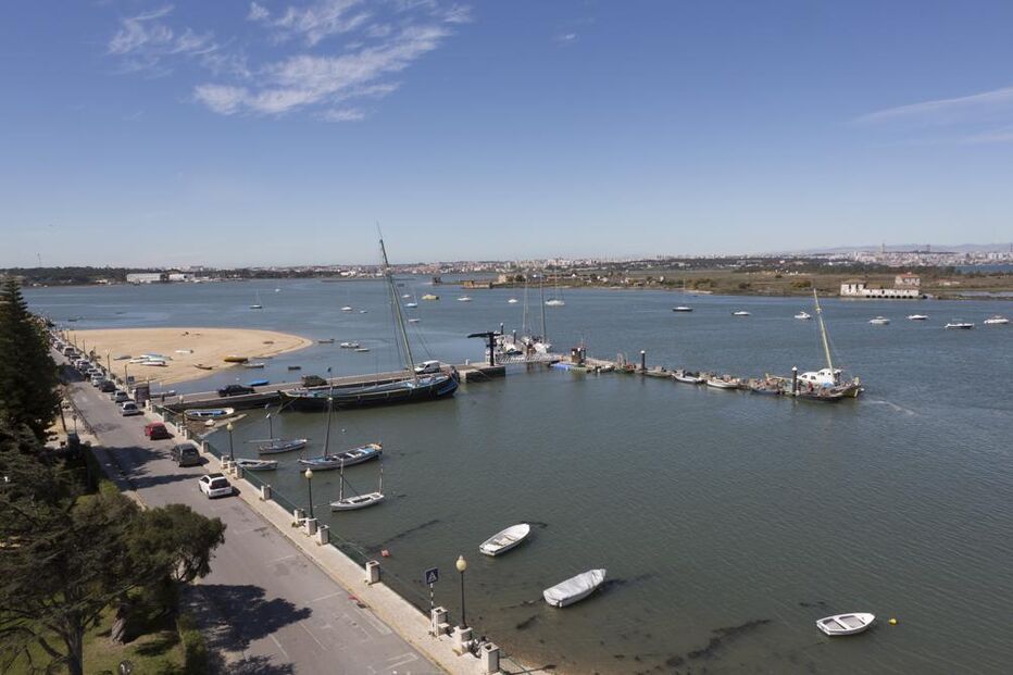 Derrame de combustível no Tejo restringe acesso ao Seixal após incidente em Lisboa