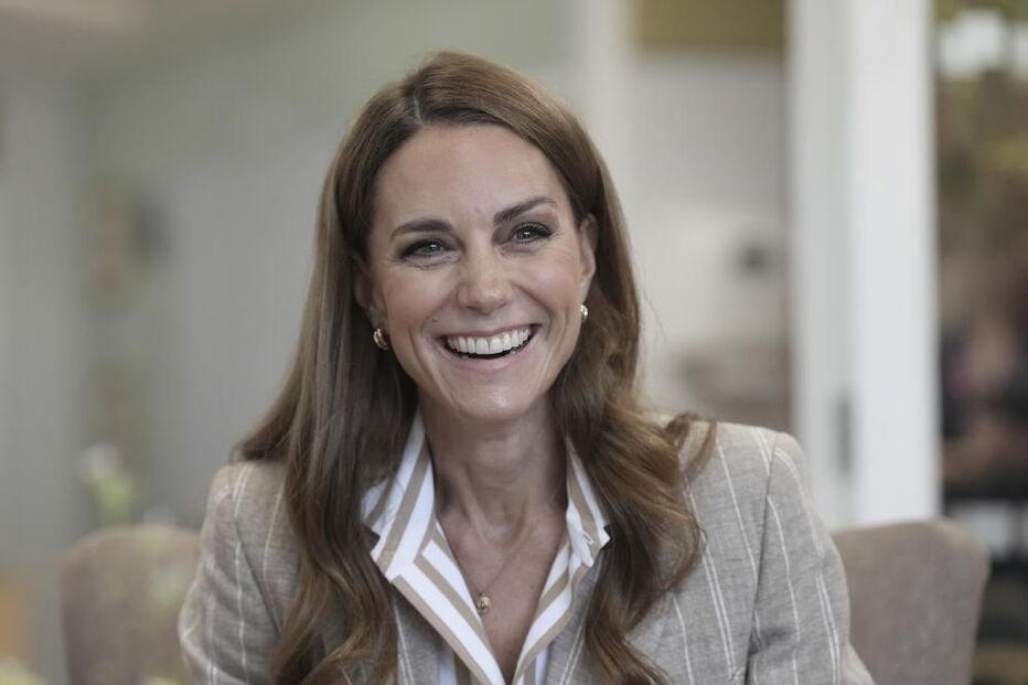 Kate Middleton fala sobre o cancro durante visita a hospital em Essex.
