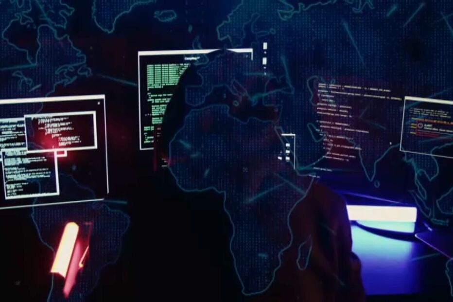 Um mapa mundial digital com ecrãs de código representa crimes cibernéticos