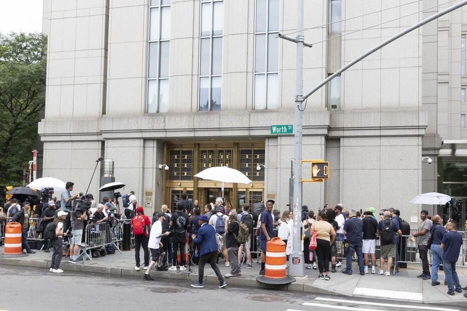 Confrontos entre apoiantes e críticos de Diddy em frente ao tribunal em Nova Iorque