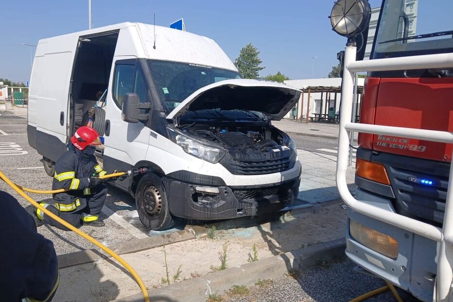 Incêndio em Alcácer do Sal danifica viatura ligeira na A2. Bombeiros no local