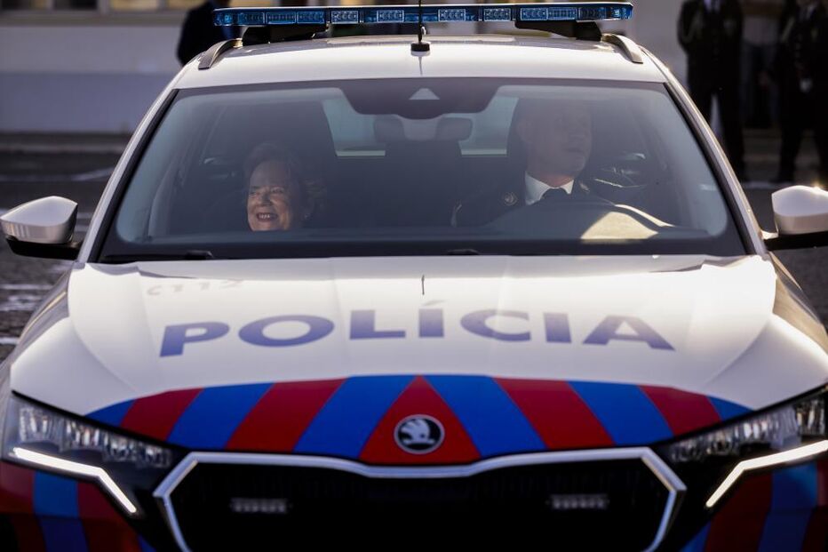 Ministra da Administração Interna experimenta nova viatura da PSP