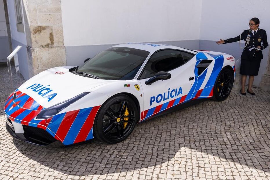 Ministra e diretor da PSP junto à nova viatura da polícia