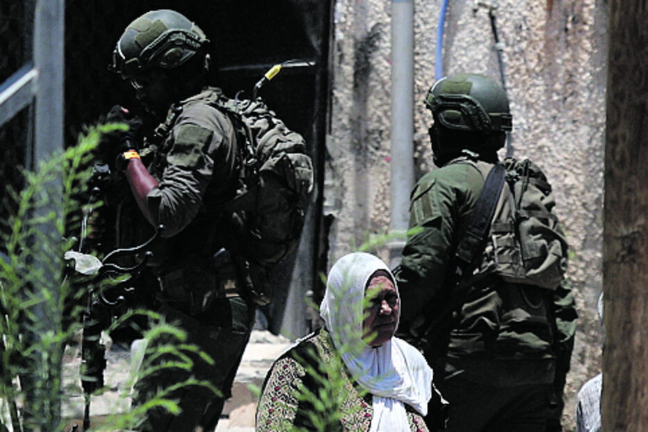 Na Cisjordânia, militares israelitas destroem casas de palestinianos