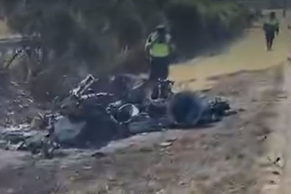 Motociclo destruído após acidente; autoridades no local