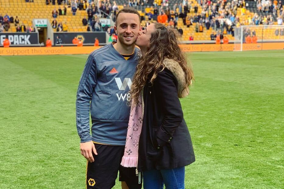 Diogo Jota recebe carinho da esposa num dia de jogo em Wolverhampton