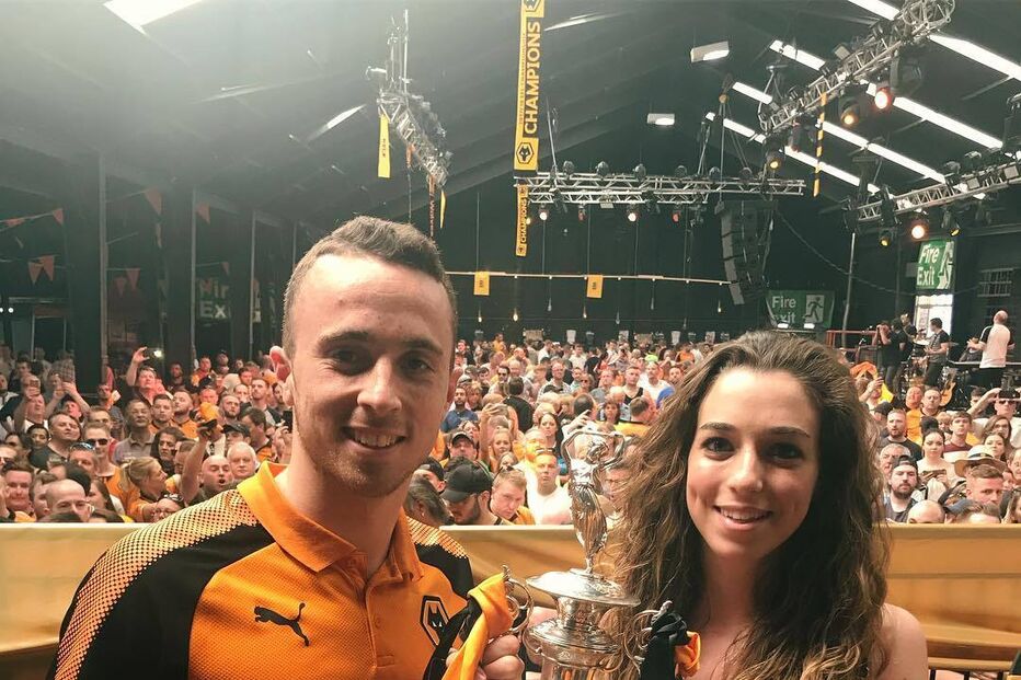 Diogo Jota e Rute Cardoso celebraram um título com os fãs do Wolverhampton