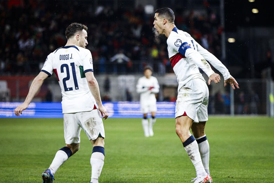 Cristiano Ronaldo e Diogo Jota em campo