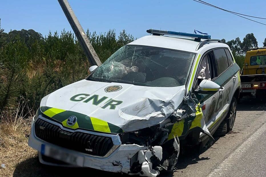 Colisão entre carro e viatura da GNR em Ovar causa feridos ligeiros