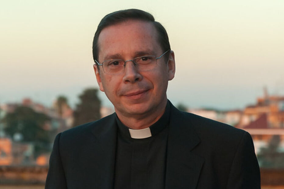 Retrato de um padre católico com batina e colarinho clerical