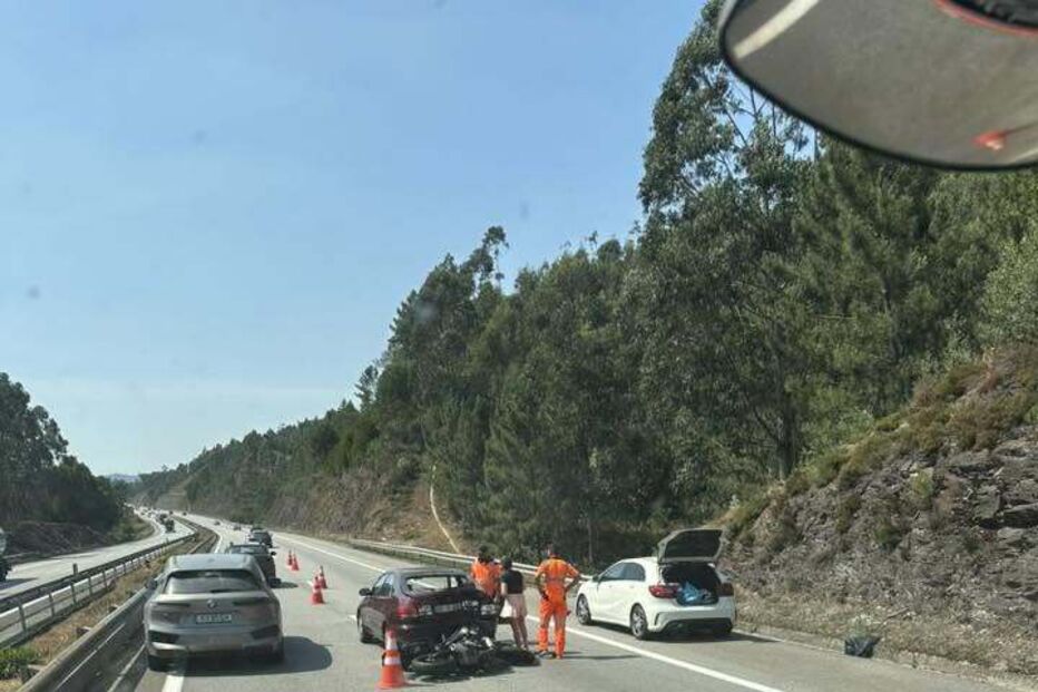 Colisão entre carro e mota na A4 em Paredes faz três feridos, um deles grave