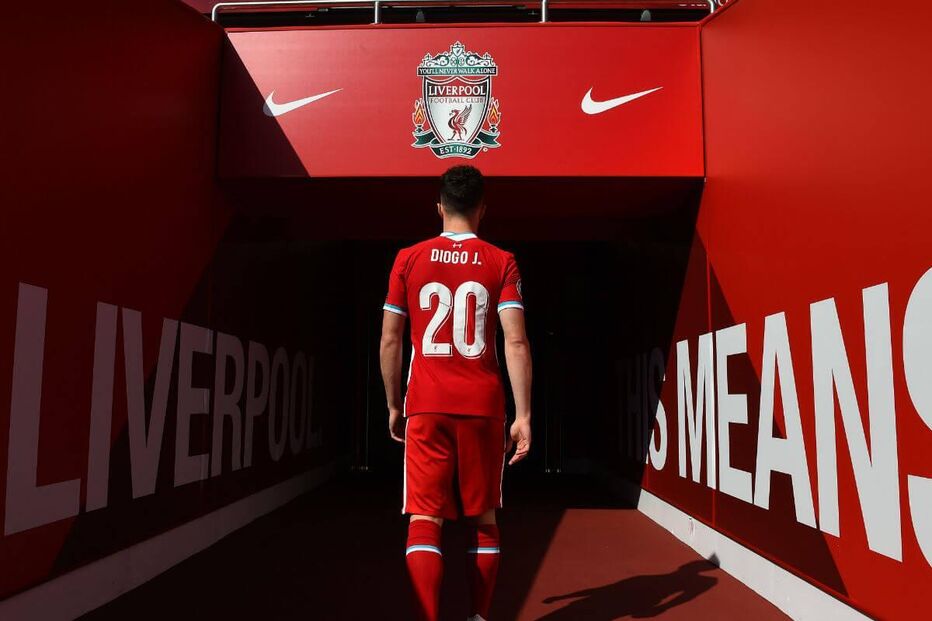 Diogo Jota, jogador do Liverpool, homenageado em Anfield Road
