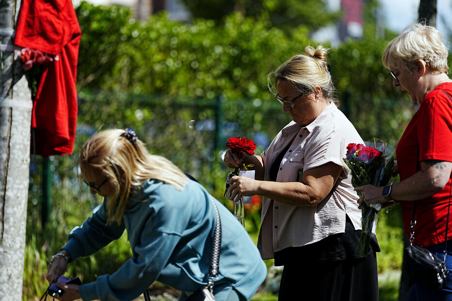 Adeptos homenageiam Diogo Costa com flores e cachecóis