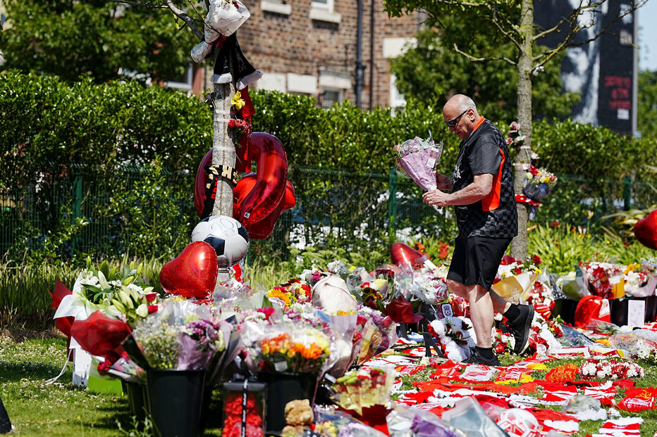 Adeptos homenageiam Diogo Costa com flores e cachecóis