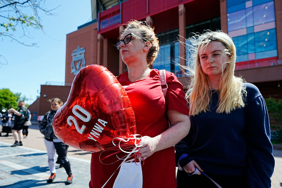 Apoiantes do Liverpool prestam homenagem a vítimas com balões e cachecóis