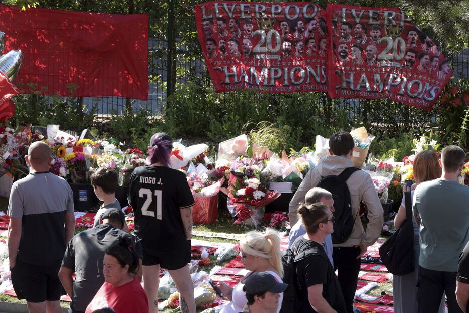 Adeptos homenageiam Diogo Jota, craque português do Liverpool