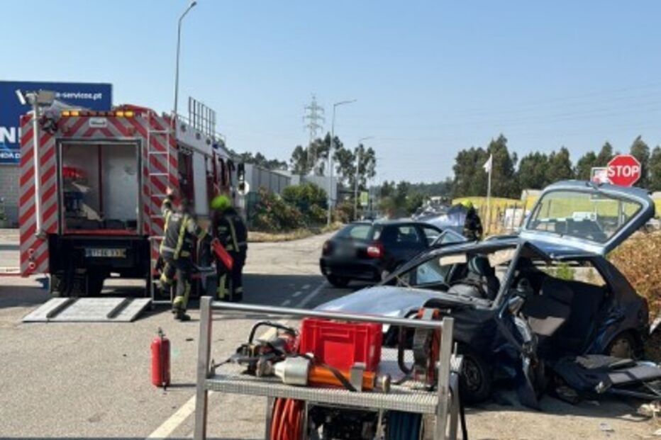 Colisão entre dois carros em Ovar causa ferimentos graves. PSP e bombeiros no local