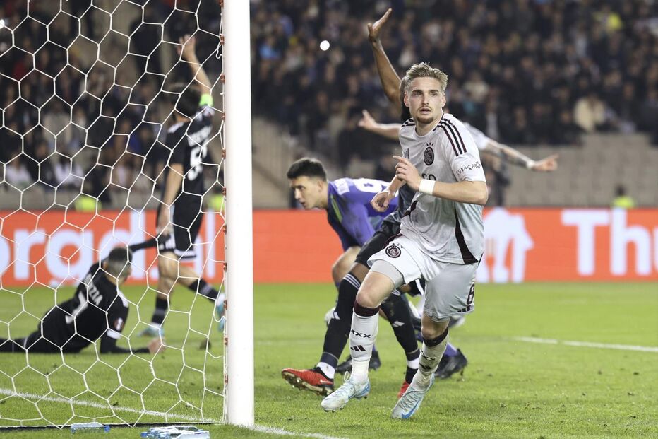 Jogo de futebol com jogador do Ajax em destaque