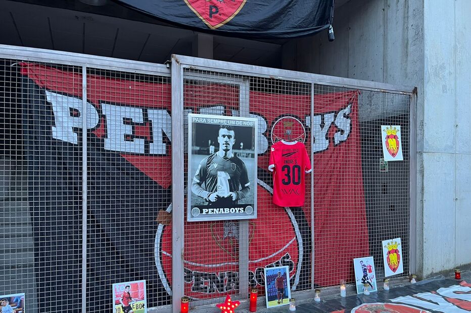 Homenagem a André Silva, jogador do Penafiel, junto ao estádio