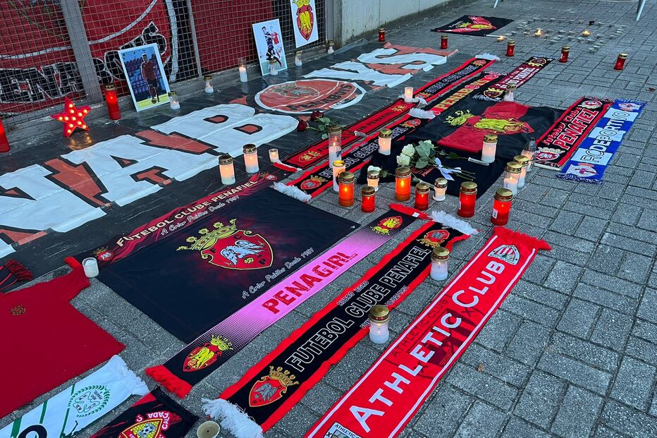 Homenagem a André Silva, jogador do Penafiel, junto ao estádio
