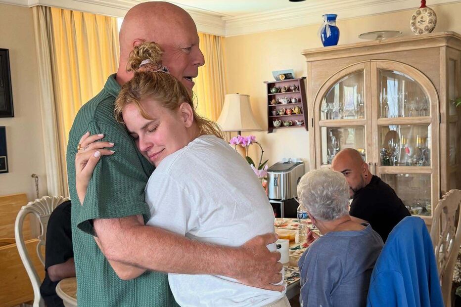 Bruce Willis enfrenta agravamento da doença com apoio familiar.
