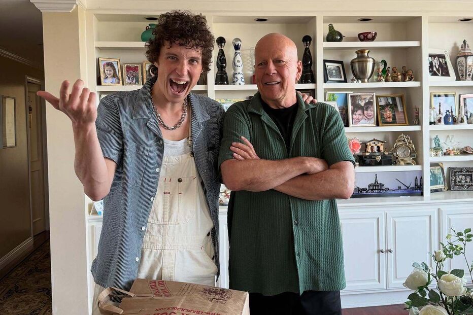 Bruce Willis enfrenta dificuldades na fala devido à doença, mas permanece com a família