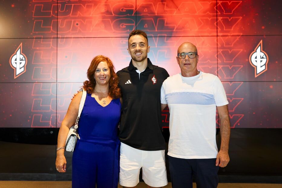 Diogo Jota com os pais