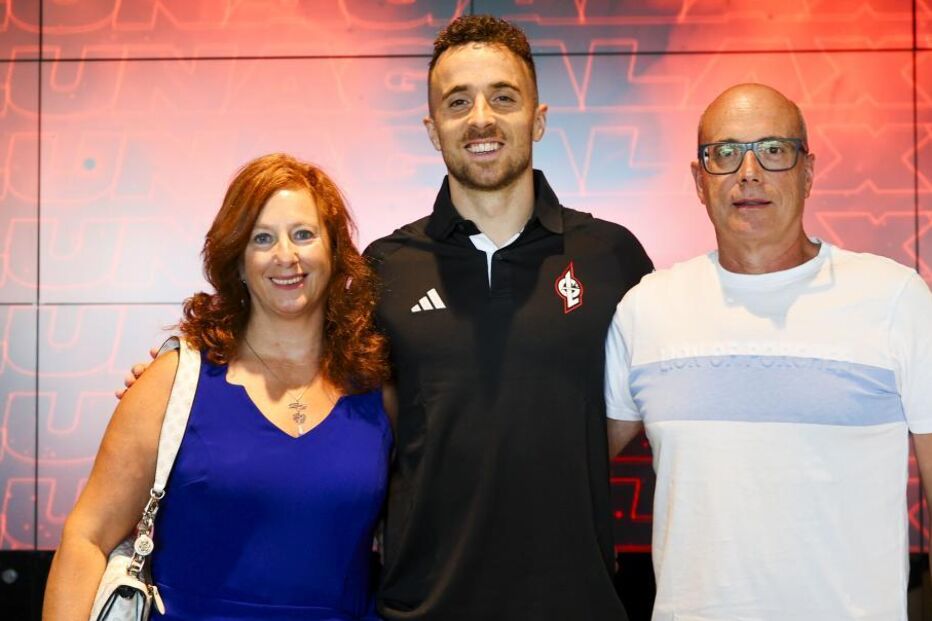 Diogo Jota com os pais