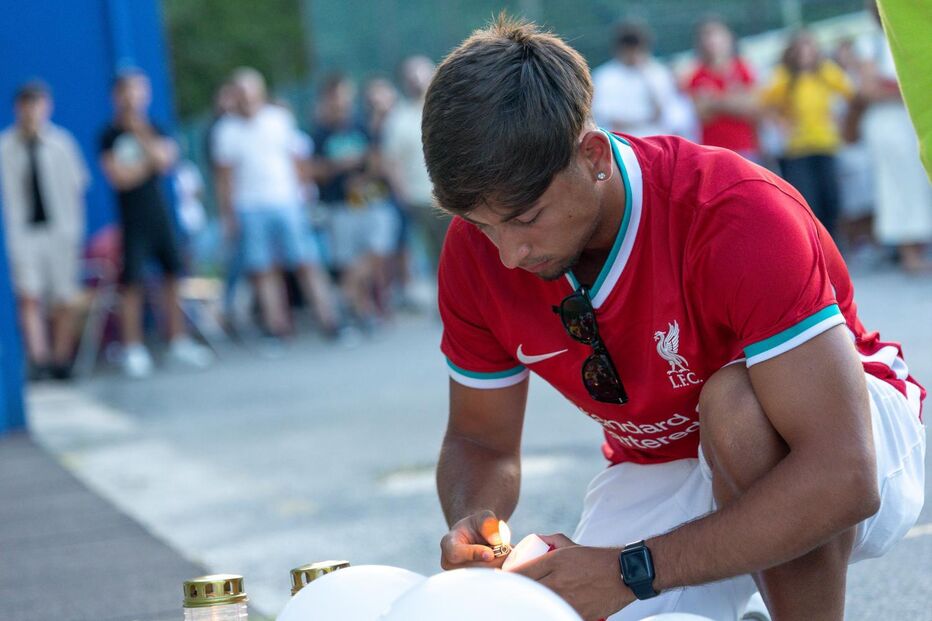 Diogo Jota presta homenagem a André Silva em Gondomar, após acidente fatal em Zamora