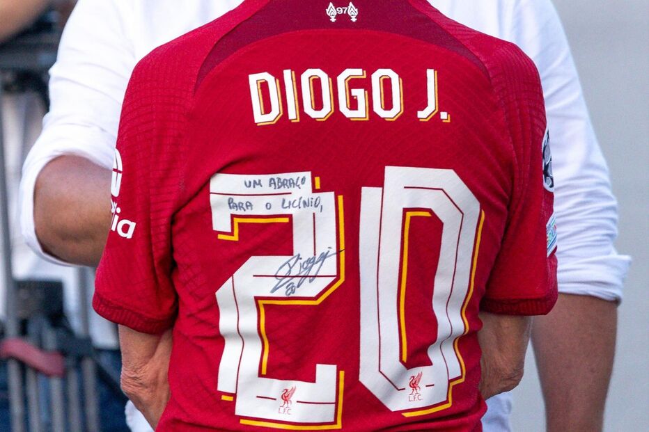 Camisola de Diogo Jota autografada com mensagem para Licínio, após falecimento do mesmo