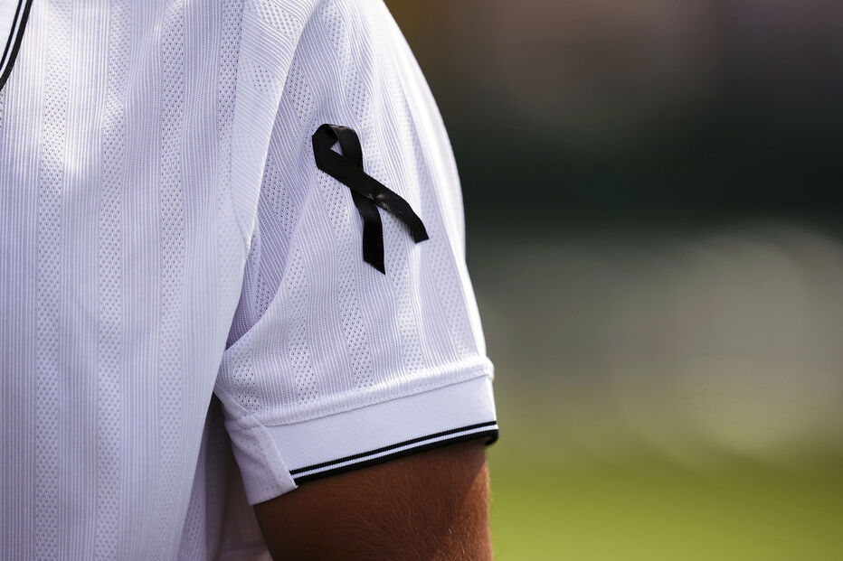 Jogador usa braçadeira preta em sinal de luto