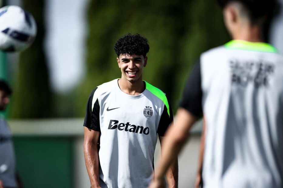 Jogador do Sporting CP sorri num treino