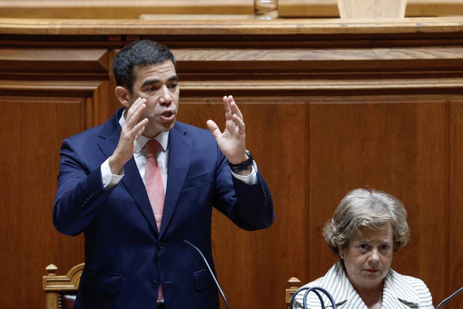 Leitão Amaro defende consenso alargado sobre revisão da Lei da Nacionalidade