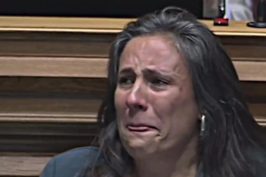 Deputada chora após intervenção de Ventura no parlamento