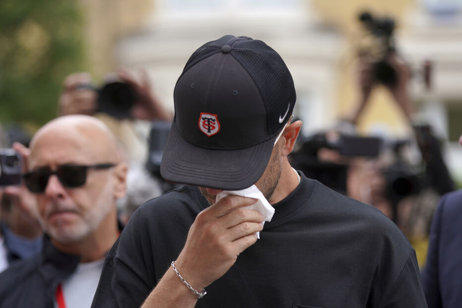 Homem enxuga as lágrimas durante cerimónia fúnebre de funcionário do Stade Toulousain