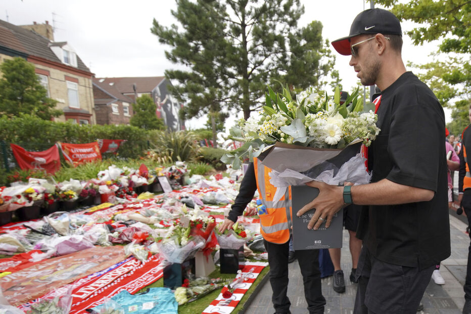 Homenagens a jogadores do Liverpool com flores e cachecóis em Anfield
