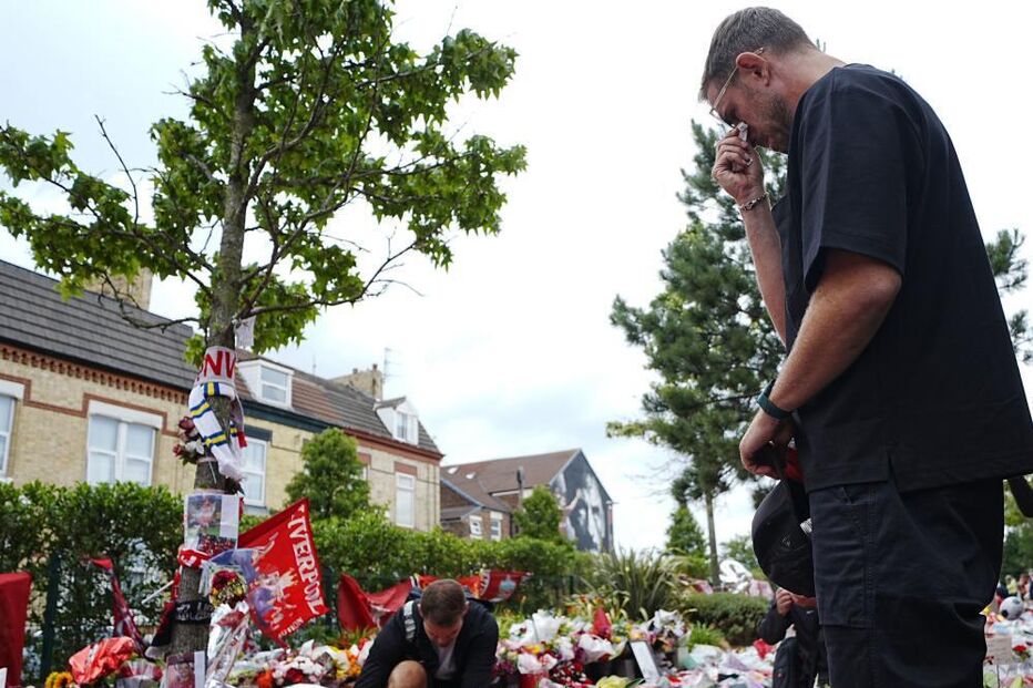 Adeptos prestam homenagem em tributo com flores e mensagens