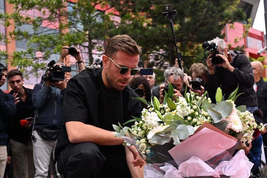 Homenagem com flores e cachecol do Liverpool